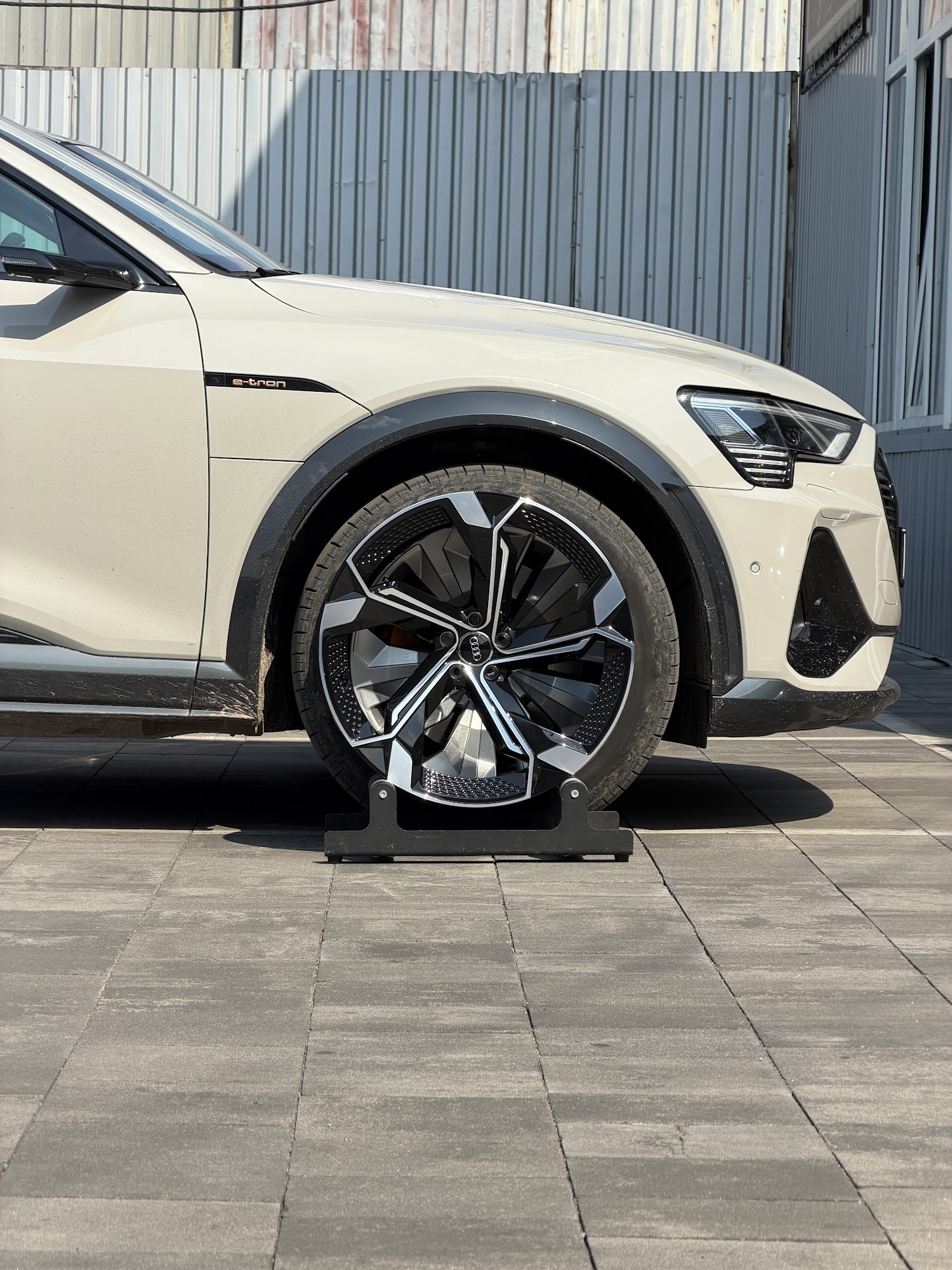 Кований диск WSForged WS-A006C Gloss Black Machined Face R22 на Audi e-tron S Sportback, вид зблизька