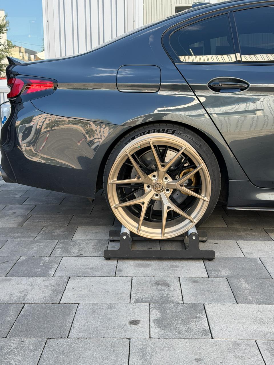 Кованый диск WS FORGED WS-088C R20 на стенде у задней части BMW M5 F90