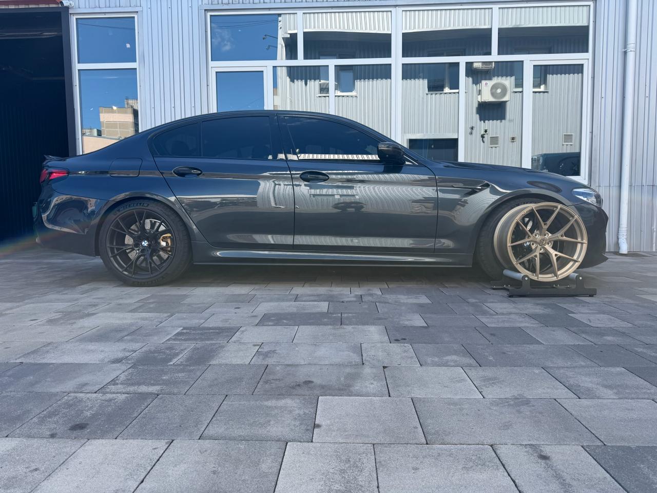 Кованый диск на стенде у передней оси BMW M5 F90