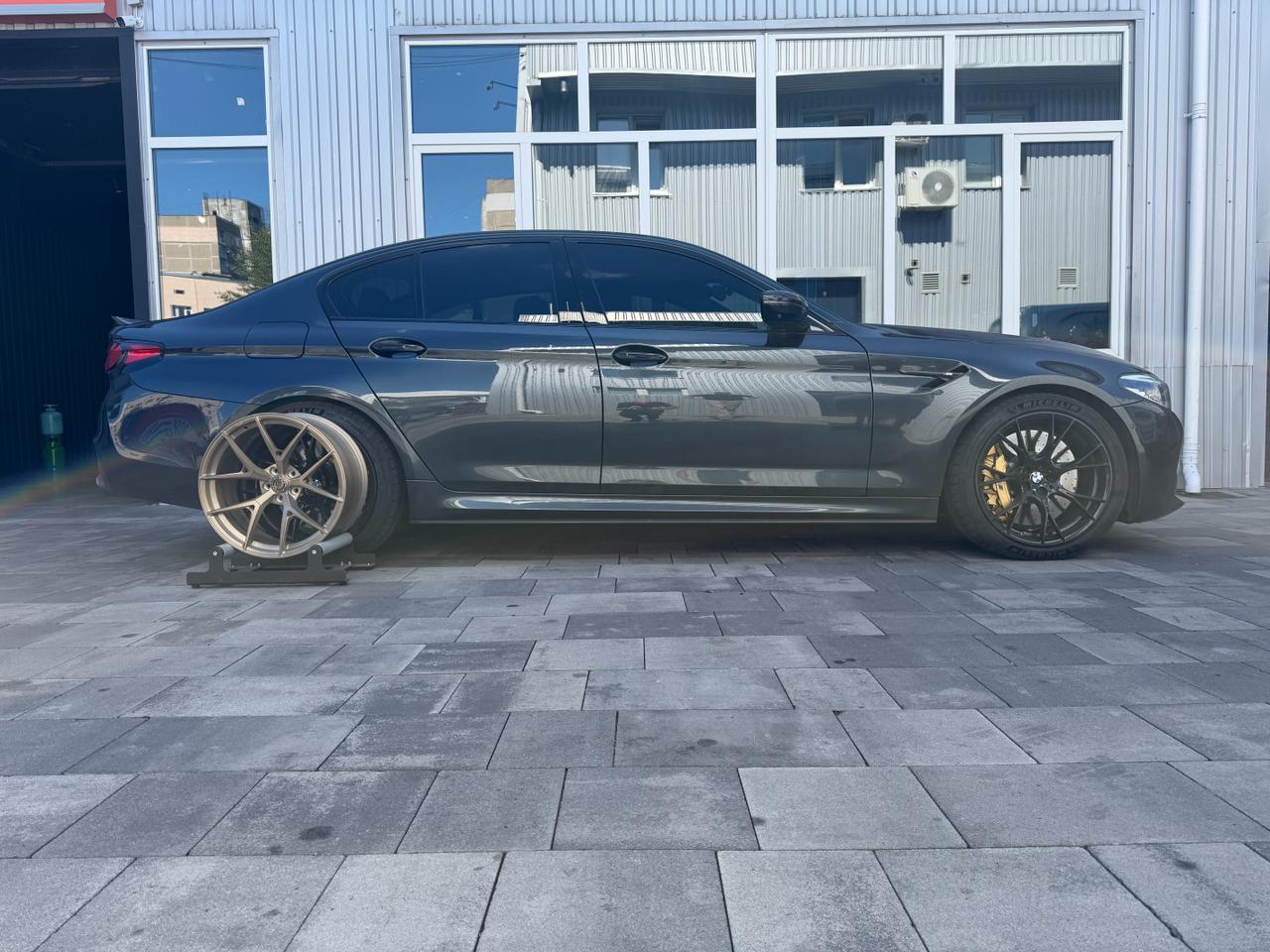 Кованый диск на стенде у задней оси BMW M5 F90