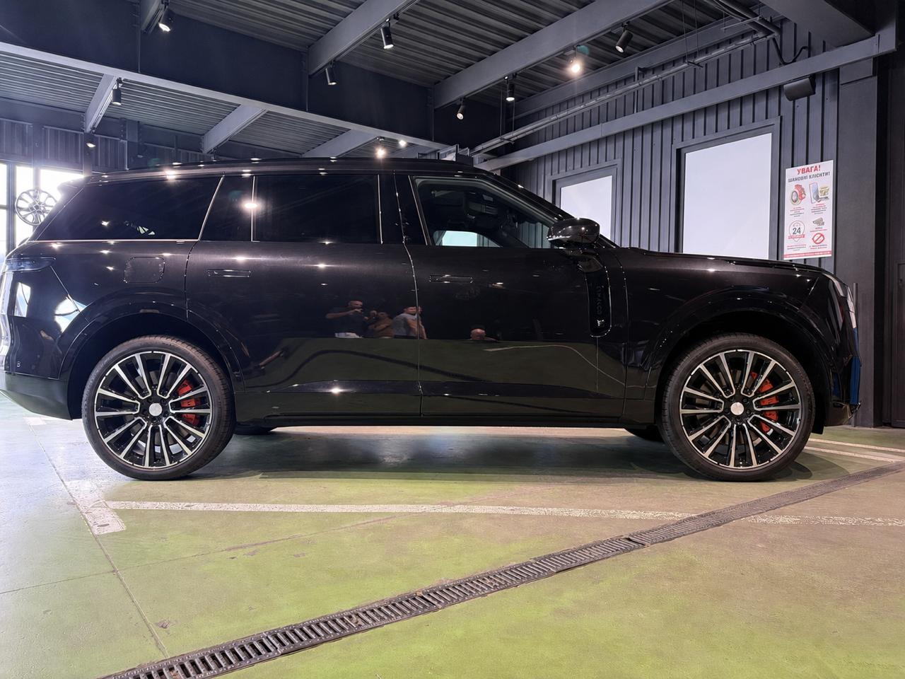 Lynk & Co 900 EM-P 2025, вид автомобиля сбоку