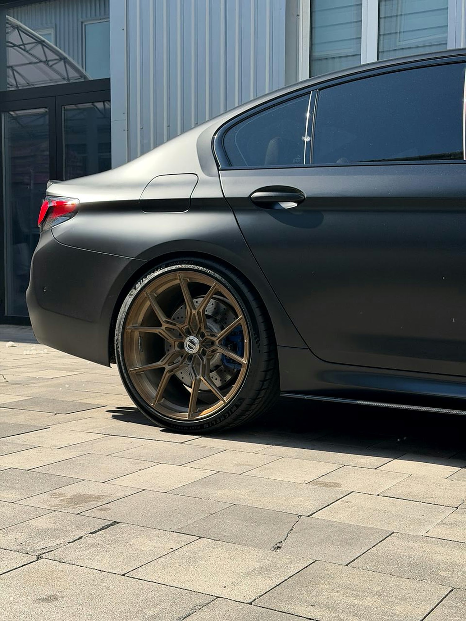Кований диск WS Forged WS-135C на BMW M5 F90 — вид збоку