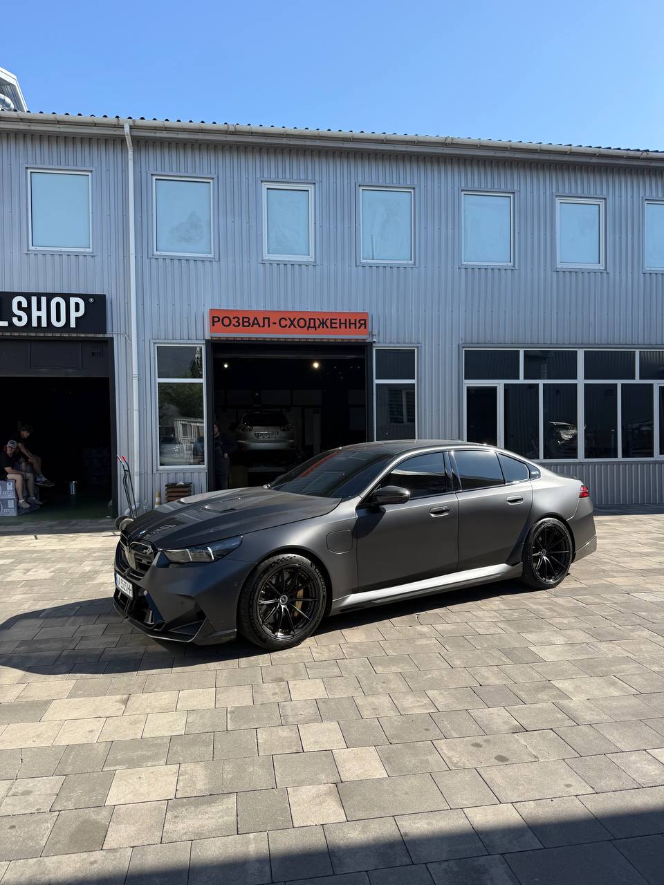 BMW M5 G90 у профіль на стаггеред-комплекті кованих дисків WS-007C R20/R21