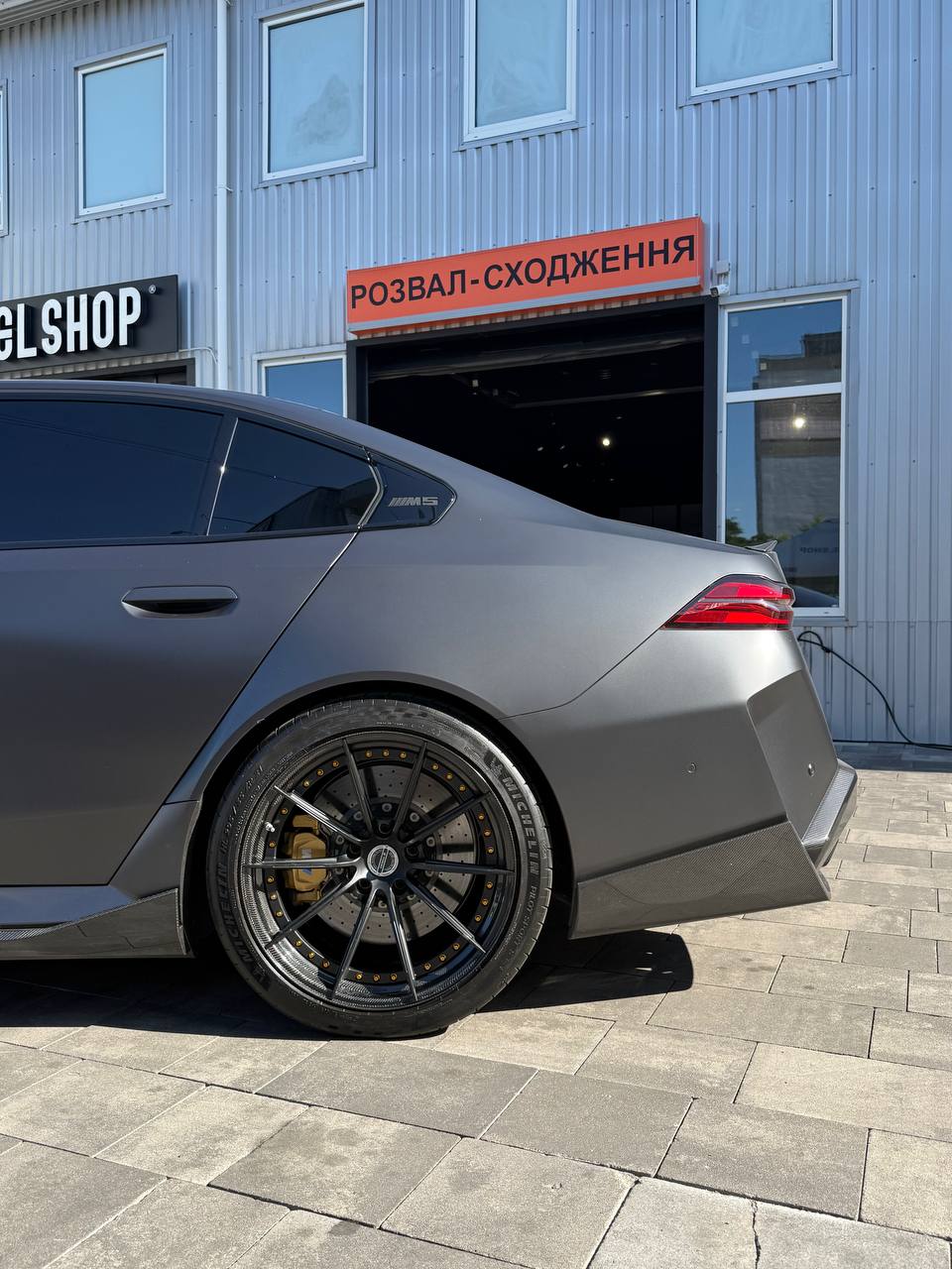 Кований диск WS-007C Satin Black Lip Carbon Forged на BMW M5 G90, вид зблизька