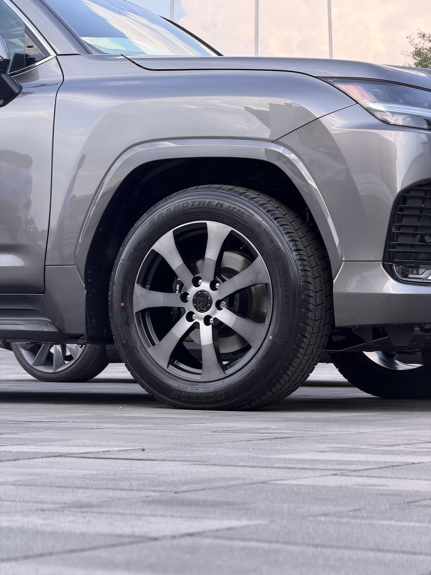 Кований диск WSForged WS-119C Satin Black Dark Machined Face на Lexus LX600 J300, вид зблизька