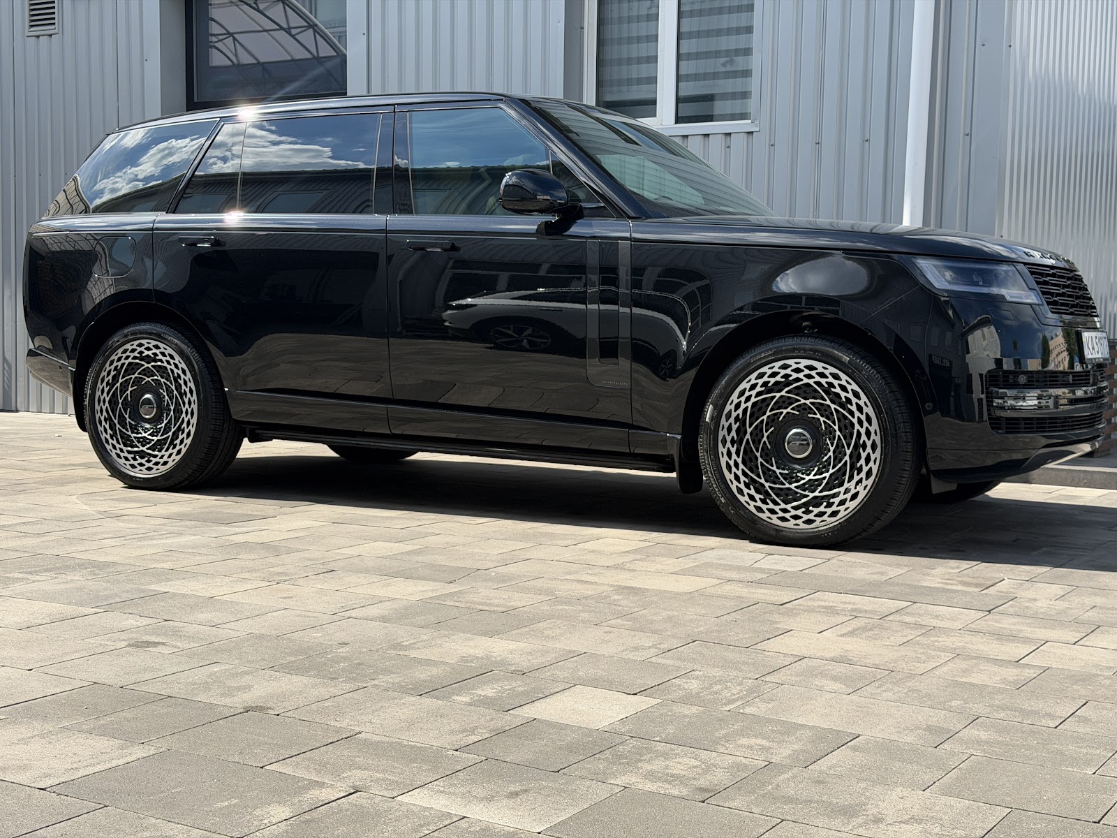 Range Rover L460 на кованих дисках R23 WSForged, вид збоку