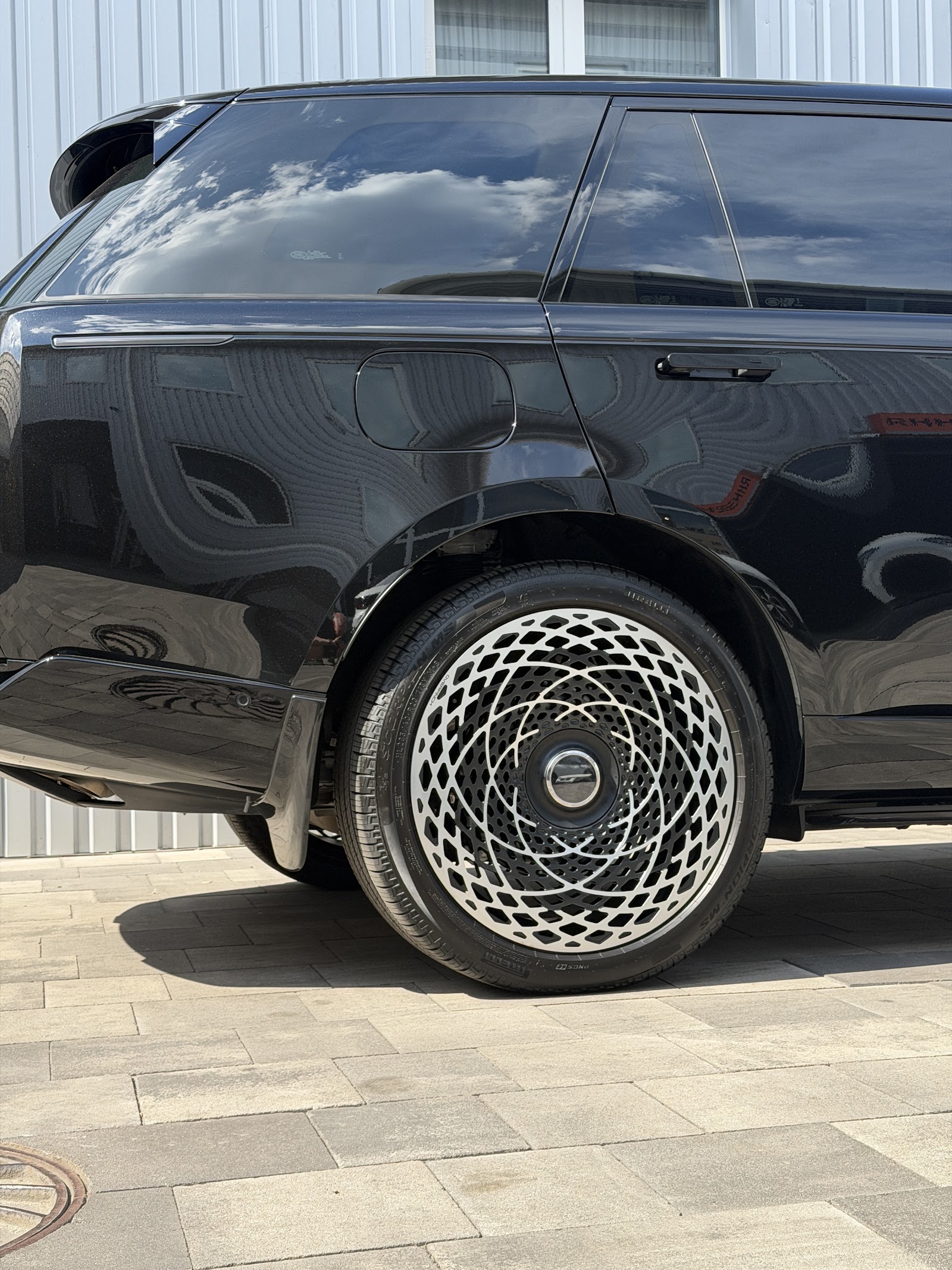 Встановлення датчика тиску M8E21A159AA в кований диск R23 на Range Rover L460
