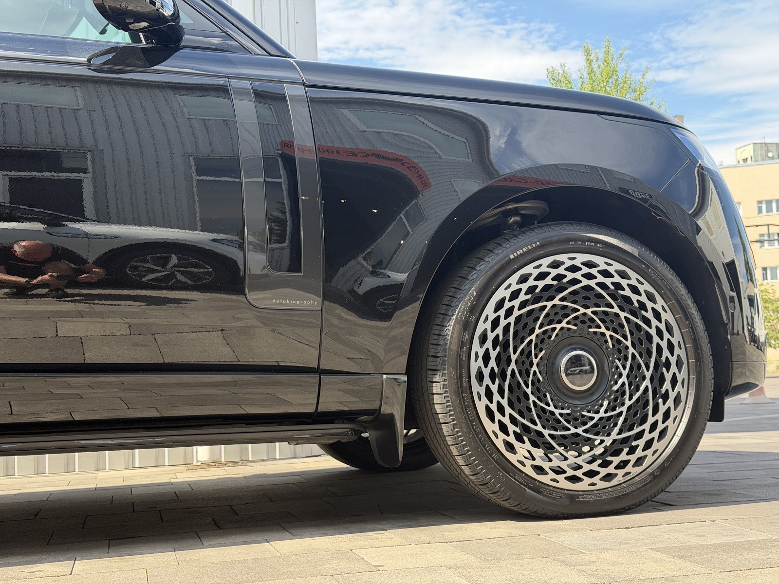 Range Rover L460 з кованими дисками R23 Satin Black, вид три чверті